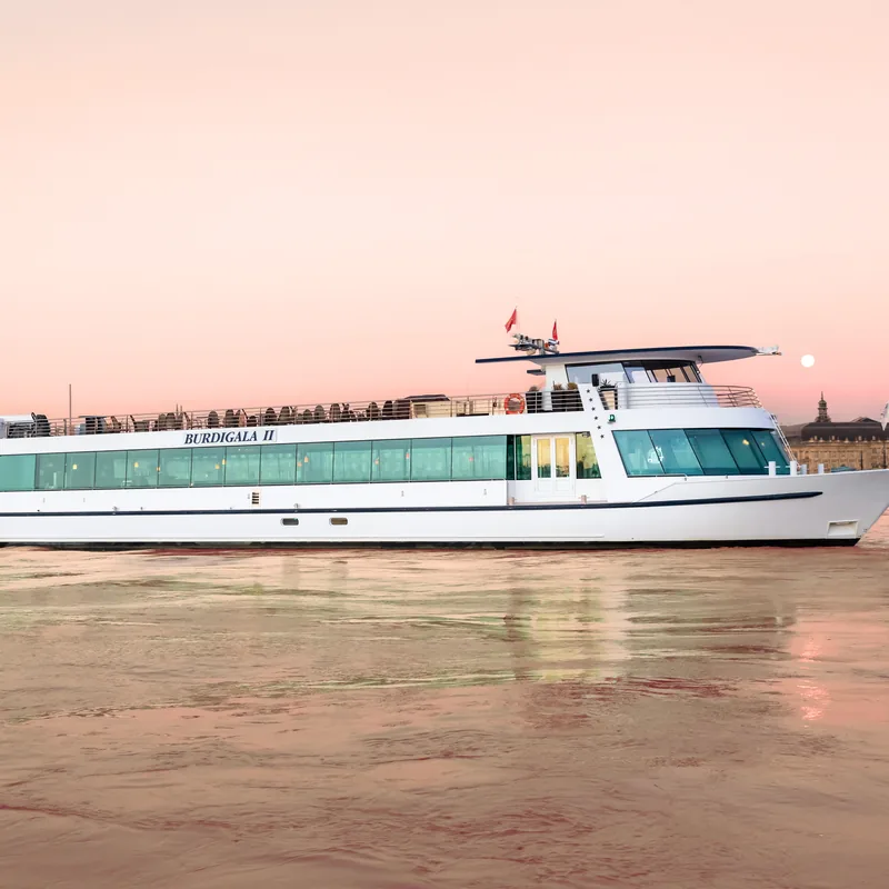 Bateau de croisière sur la Garonne au coucher du soleil