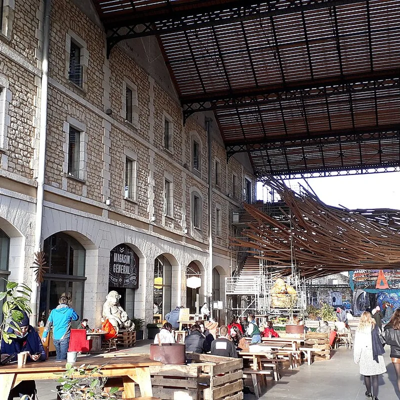 Terrasse du Magasin Général sous la halle de Darwin