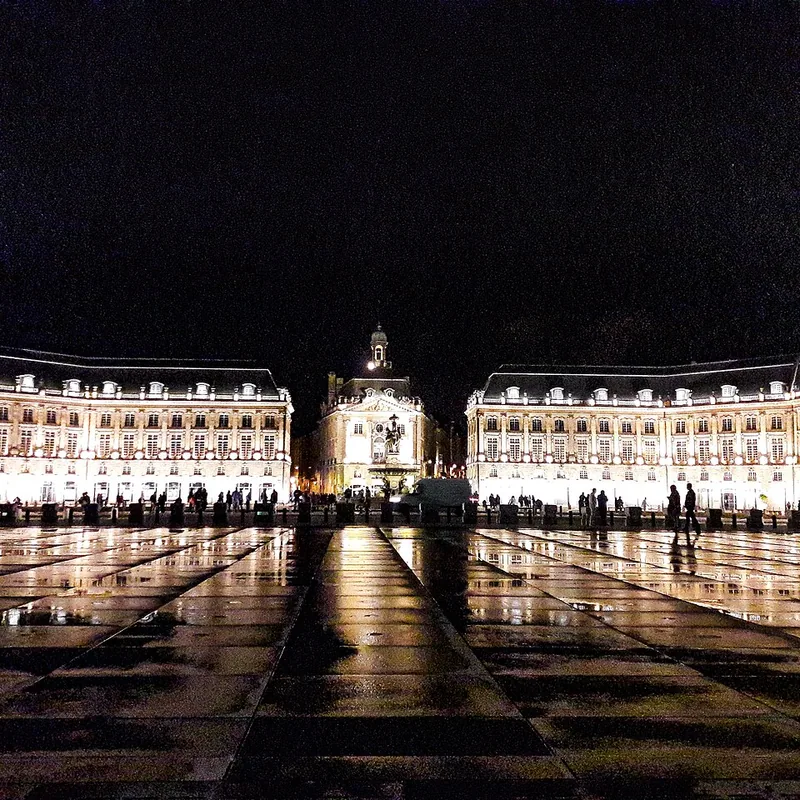 La place de la Bourse illuminée qui se reflète dans le Miroir d'eau