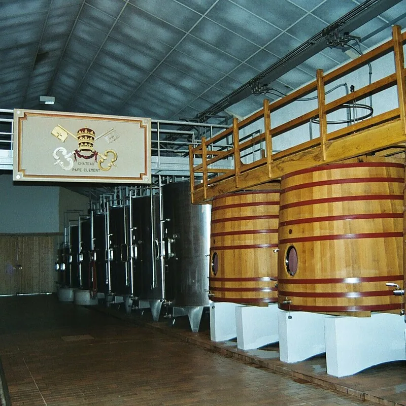 Cuves en bois du cuvier du Château Pape Clément
