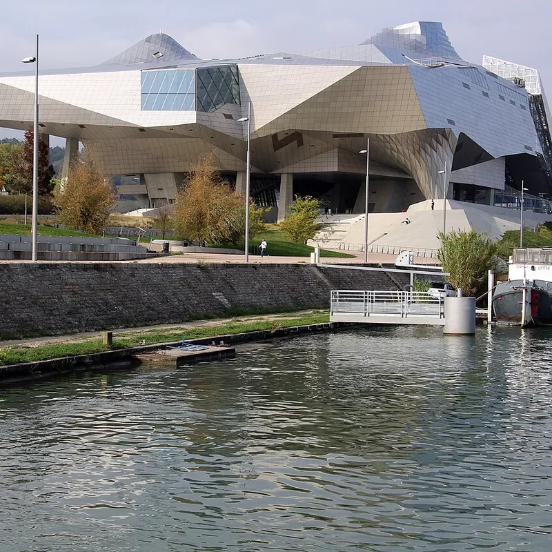 Le musée des Confluences et son architecture de verre et d'acier au bord de l'eau