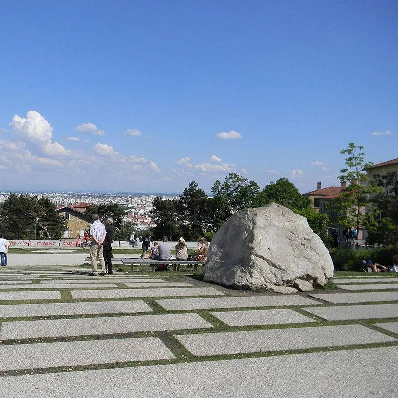 Le Gros Caillou sur son esplanade, avec Lyon en contrebas
