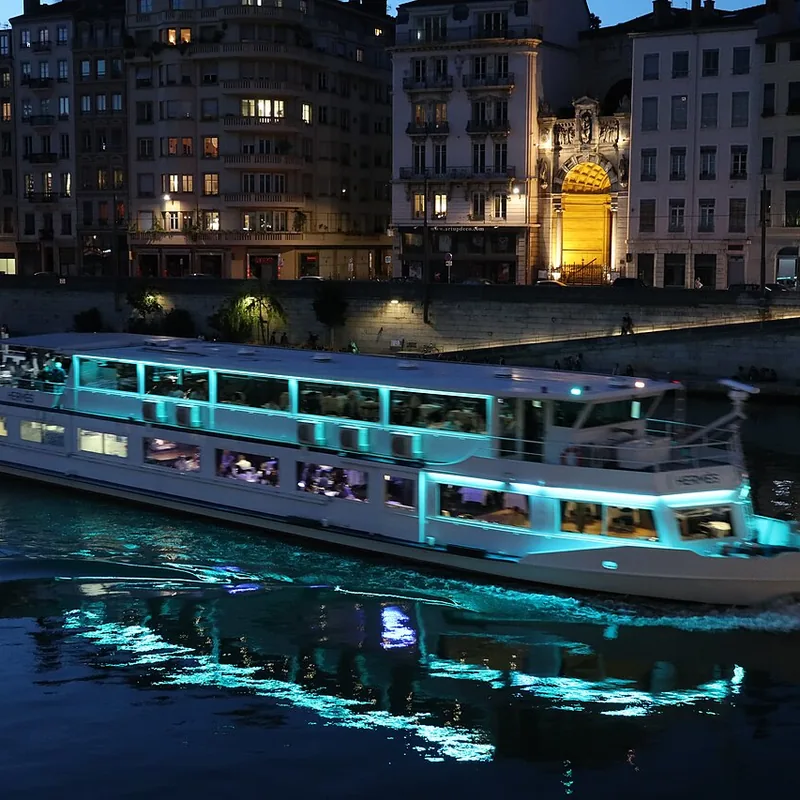 Le bateau restaurant Hermès sur la Saône, devant les façades des quais