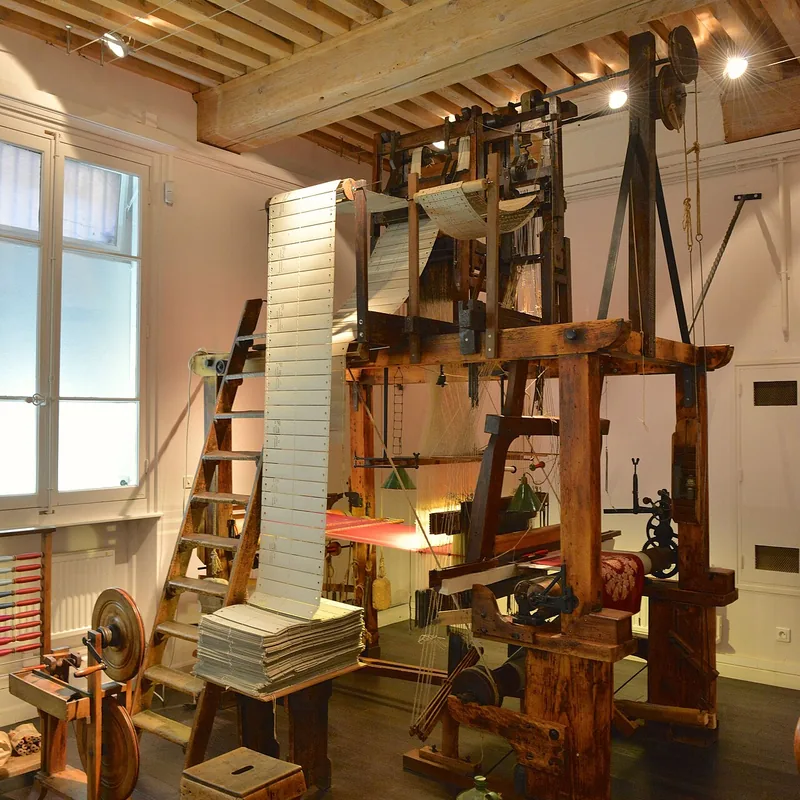 Métier à tisser Jacquard dans l'atelier de la Maison des Canuts