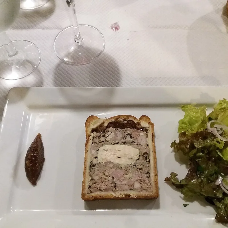 Tranche de pâté en croûte au foie gras de canard et ris de veau, avec salade