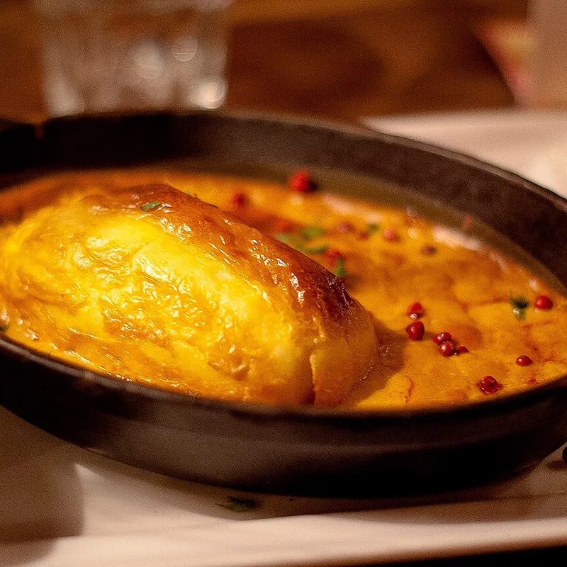 Quenelle de brochet gratinée, sauce Nantua
