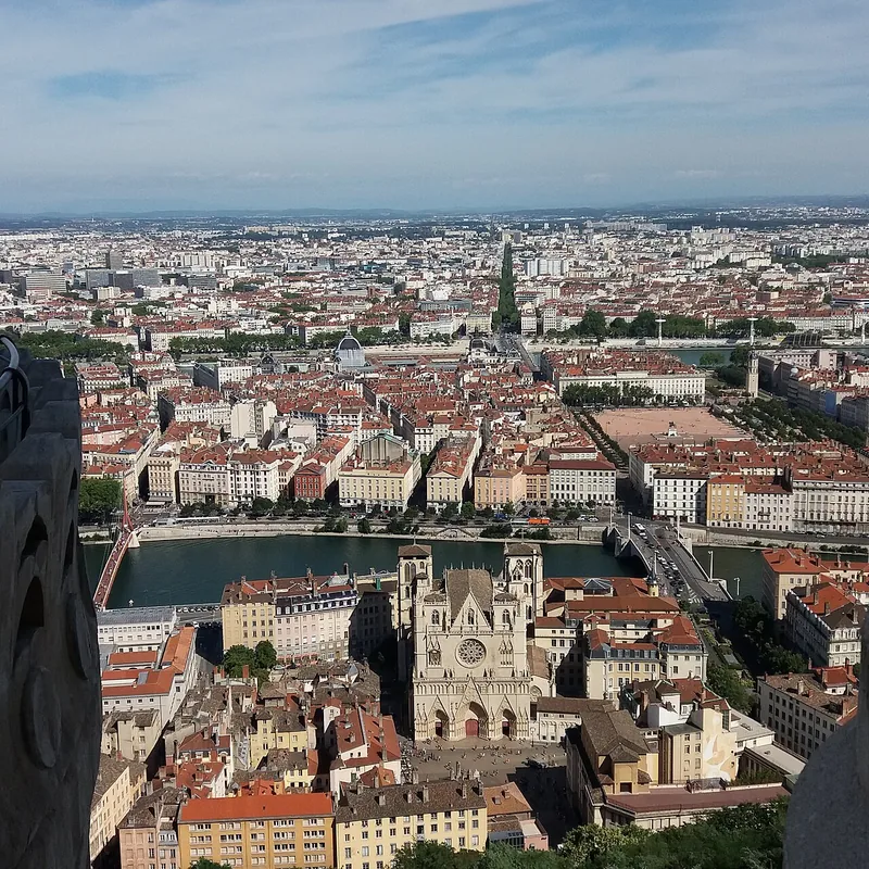 Vue sur Lyon et la cathédrale Saint-Jean depuis le toit de la basilique de Fourvière