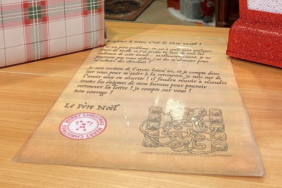 Animation arbre de Noël en entreprise, la lettre du Père Noël posée sur le comptoir, premier indice de l'escape game de Noël