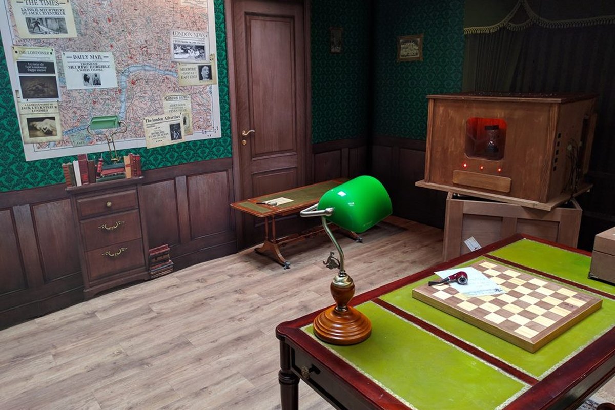 Animation escape game nomade inspirée de Sherlock Holmes, en entreprise, plan de Londres, coupures de presse et échiquier du bureau du détective
