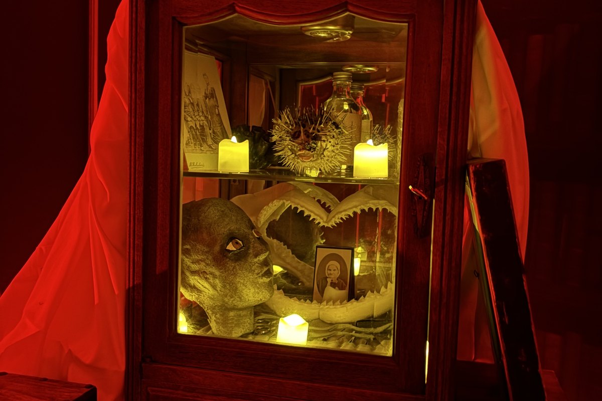 Animation escape game mobile pour Halloween, vitrine de curiosités du serial killer, décor installé en entreprise