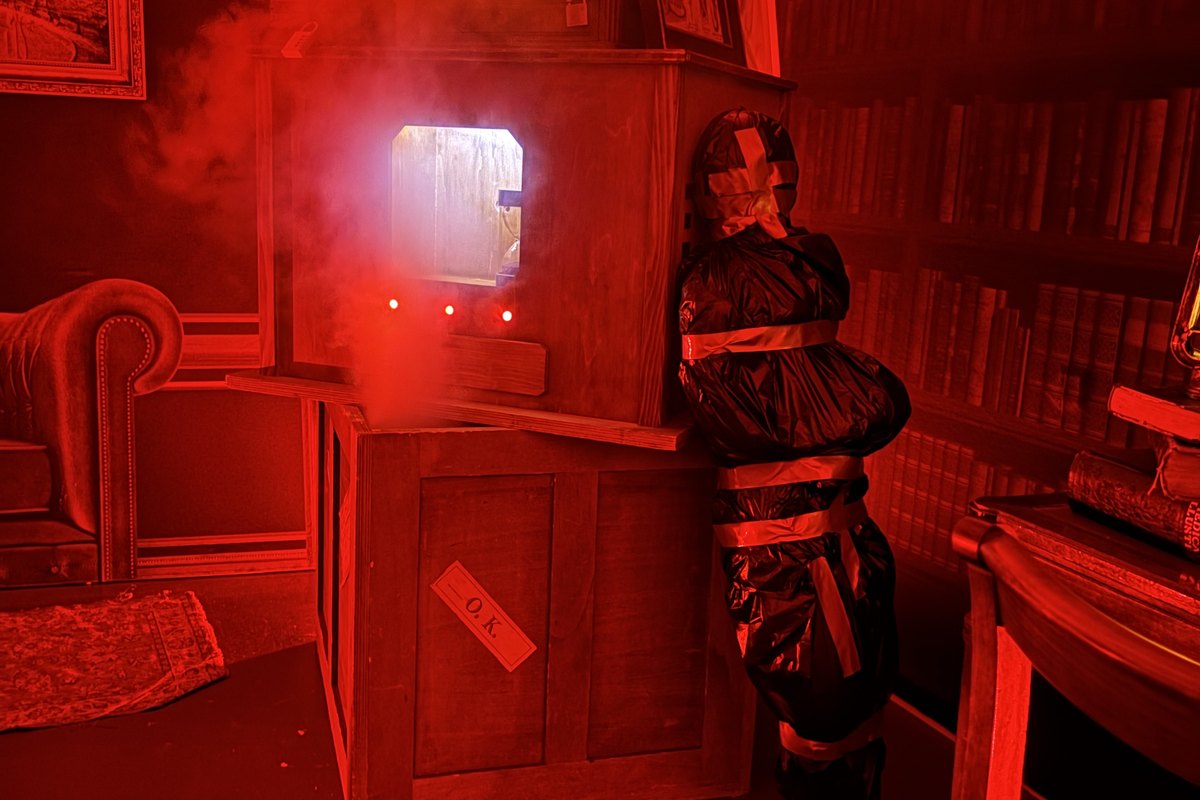 Animation escape game mobile frisson, l'antre du tueur sous fumée rouge, animation nomade pour Halloween en entreprise