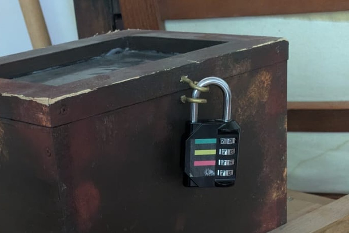 Escape game mobile en entreprise, cadenas à combinaison sur le coffre du Colis Mystérieux