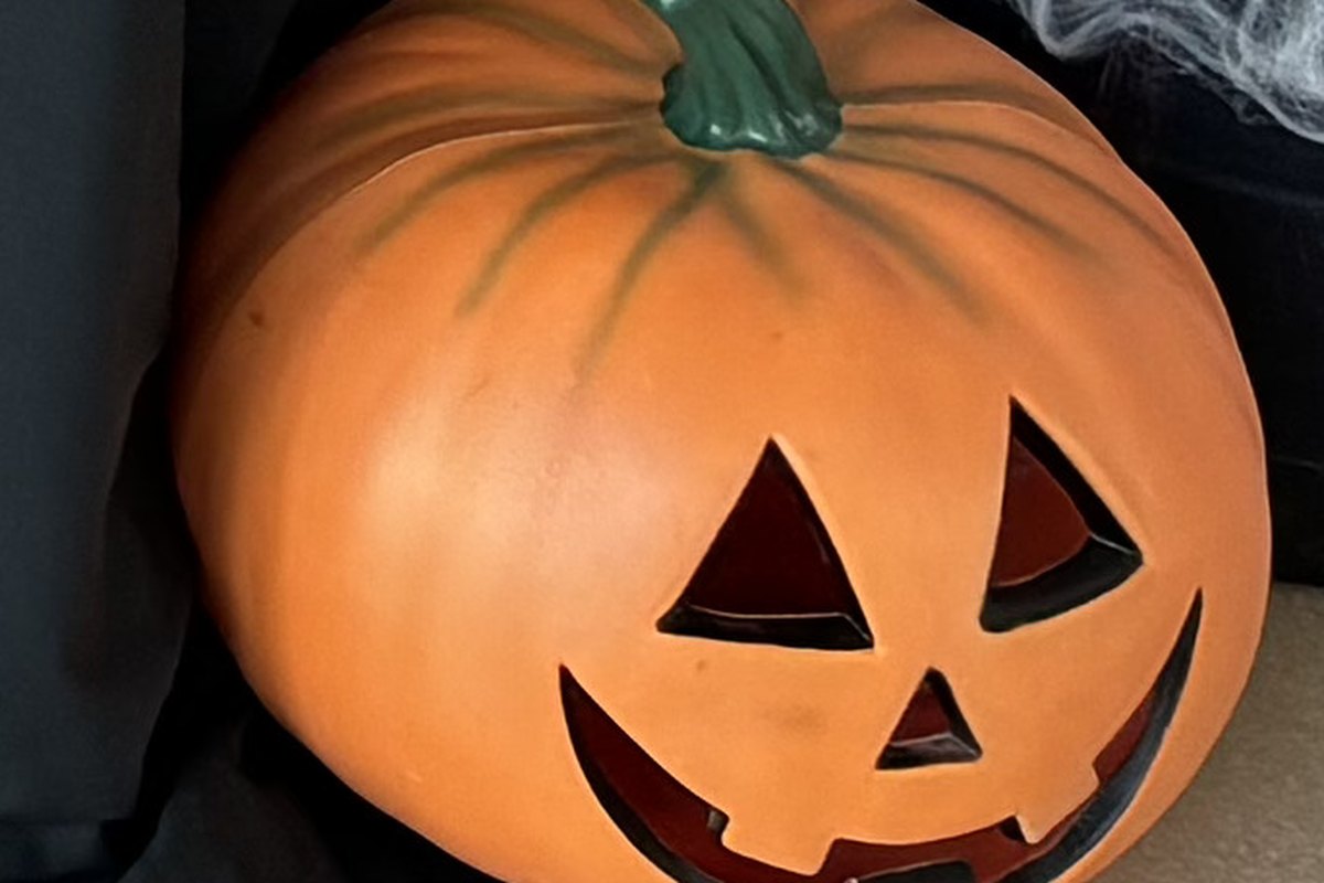 Citrouille d'Halloween sculptée du décor du Repère de la Sorcière, escape game mobile installé en entreprise