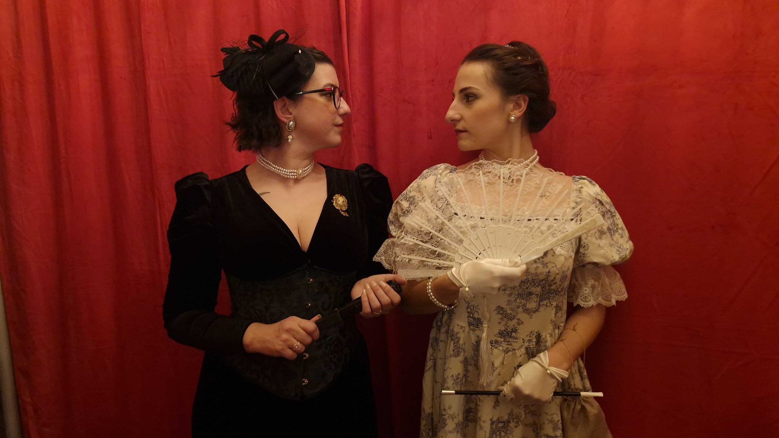Invitées du gala en tenue d'époque