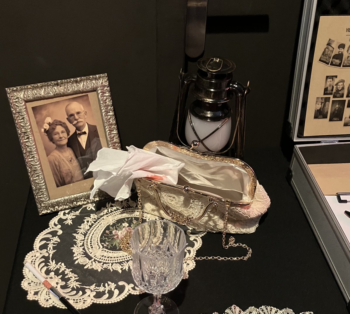 Objets d'enquête Belle Époque, éventail de dentelle, portrait ancien, lanterne et coffret