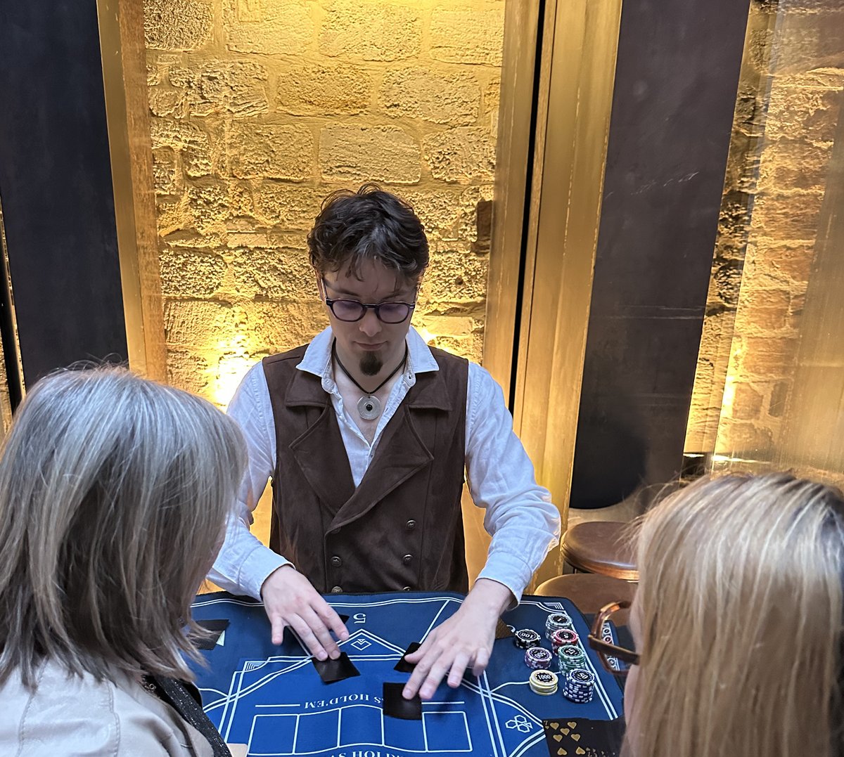 Convives en costume Belle Époque autour d'une table de jeu, pendant un Murder Quest