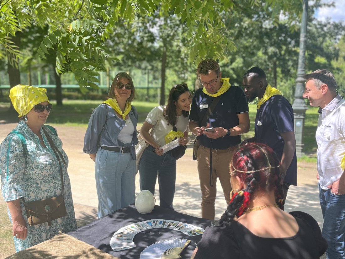 La Voyante du clan tire les cartes de tarot pour un groupe de participants en extérieur