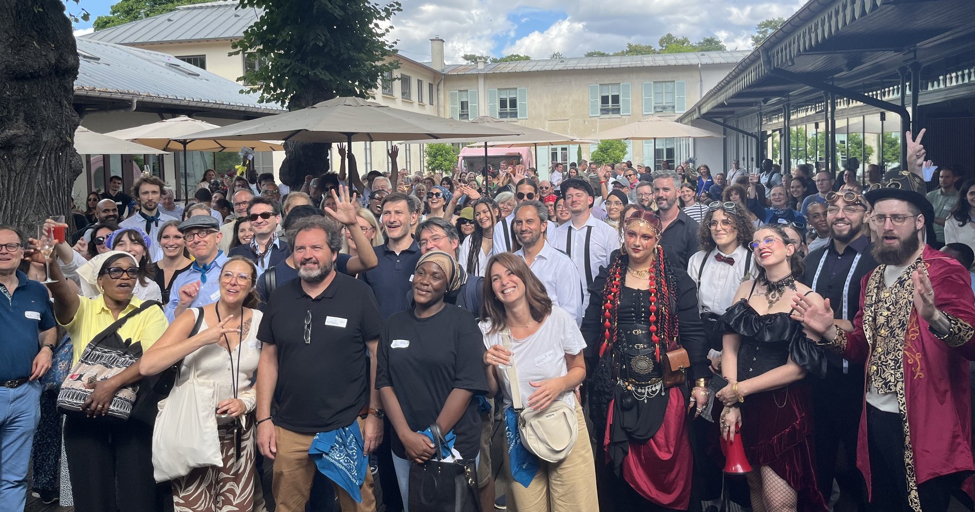 Groupe de participants et comédiens du Circus Challenge réunis et souriants à la fin de l'animation