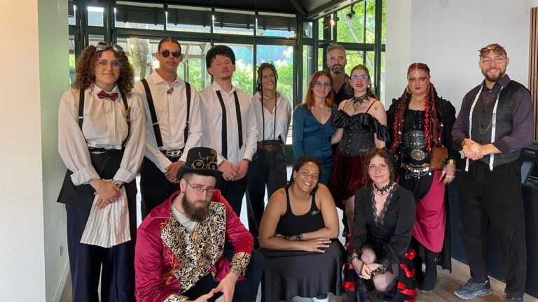 Groupe de comédiens et participants en costume de cirque steampunk, photo de groupe intérieure