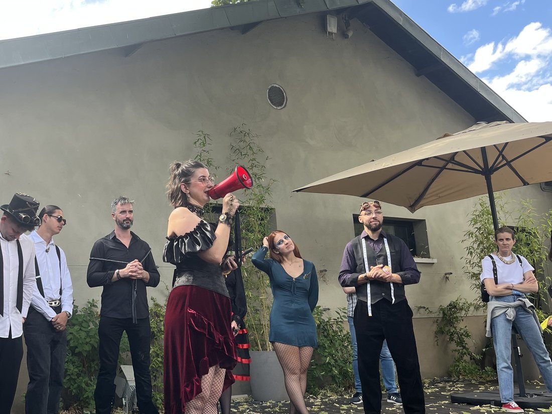 Comédiens en costume de cirque vintage attendant les équipes sur la terrasse