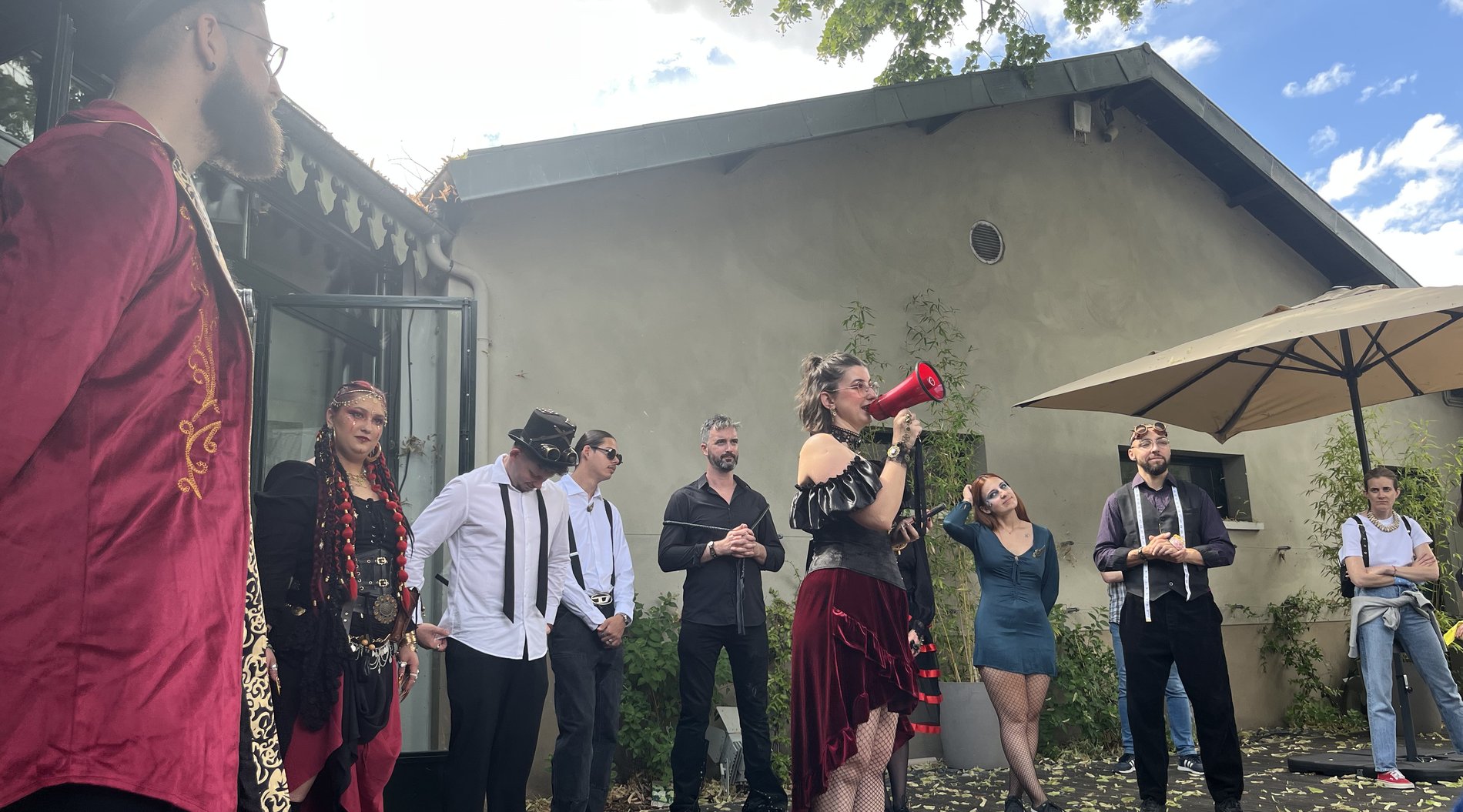 Le maître de piste et sa troupe de circassiens accueillent les participants sous le chapiteau, animation Circus Challenge d'UrbanQuest