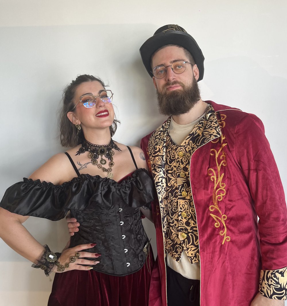 Le Maître de Piste en redingote rouge et or aux côtés de la Voyante du clan, personnages du Circus Challenge