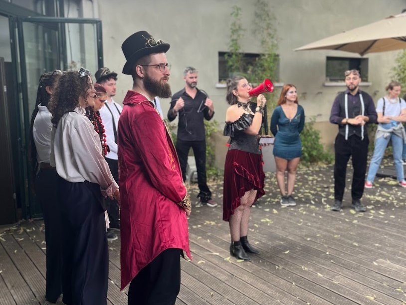 Briefing en extérieur avant le début du Circus Challenge, comédiens et équipes réunis
