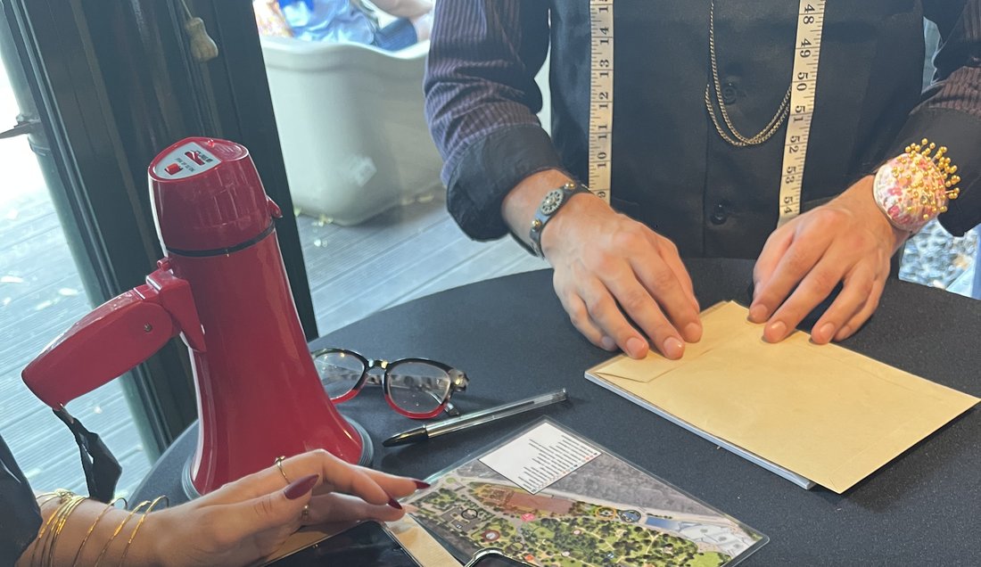 Enveloppe d'indices, mégaphone et carte du parcours sur la table du Maître de Piste