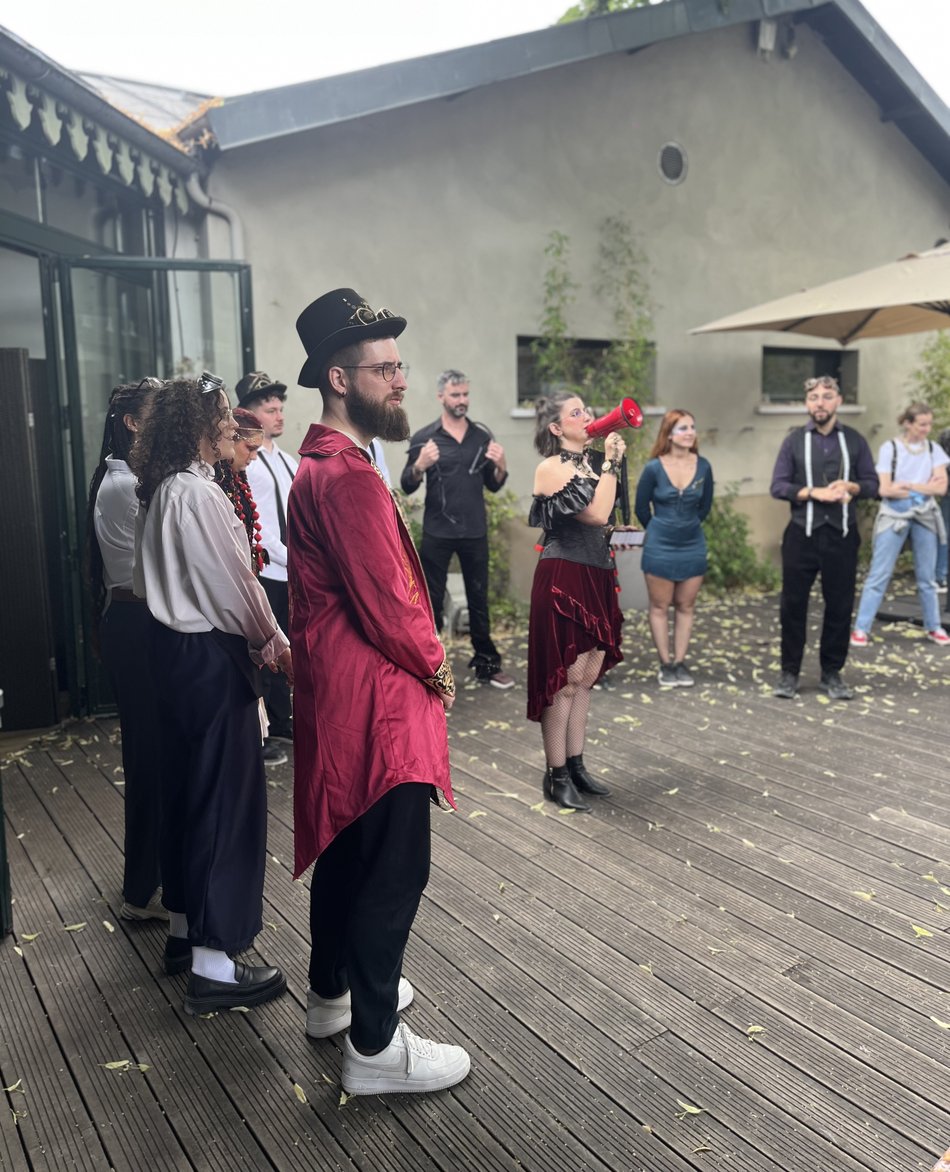 La troupe du Circus Challenge en costume alignée avant le début du jeu