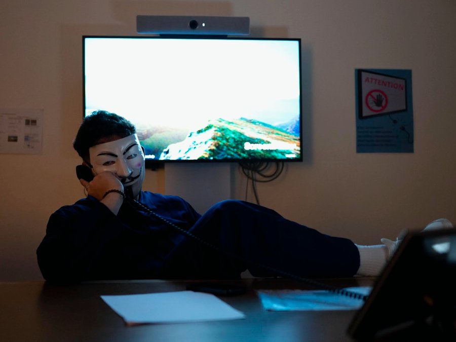 Participant masqué au téléphone en ligne directe avec le hacker