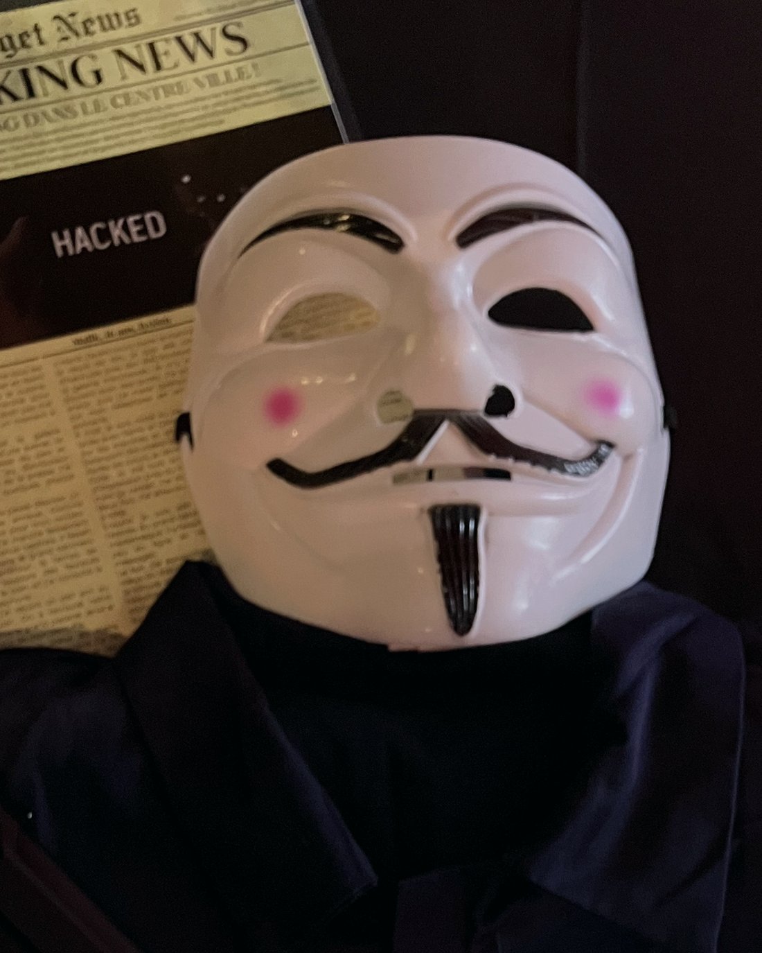 Masque de hacker et fausse coupure de presse annonçant le piratage, accessoires du scénario Cyber Attaque