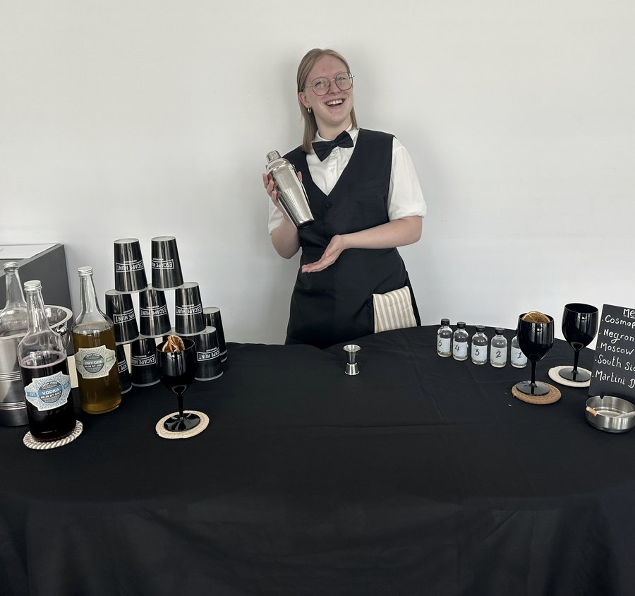 Un comédien game master incarne un témoin de l'enquête, en costume de barman