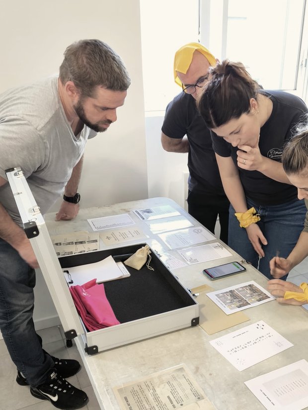 Documents d'archive étalés sur la table d'enquête