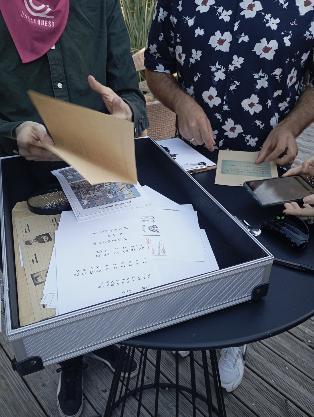 Mallette d'enquête ouverte, dossiers et documents confidentiels prêts à être fouillés