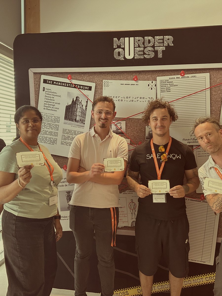 Participants avec badges, fiches d'indices en main devant le tableau d'enquête Murder Quest