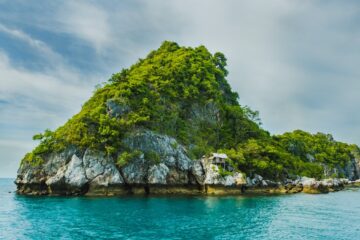 Groupe d amis celebrant un EVG EVJF a Nantes bord de Loire