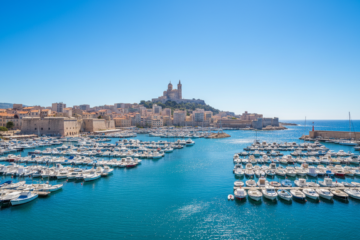 Vieux-Port de Marseille avec Notre-Dame de la Garde en arrière-plan