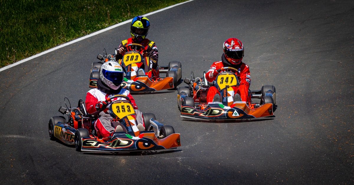 Groupe d'amis faisant du karting pour un EVG EVJF