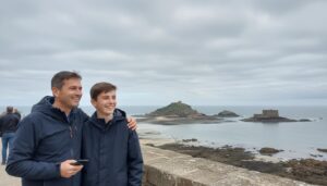 Parent et adolescent devant le Grand Bé lors du jeu de piste à Saint-Malo